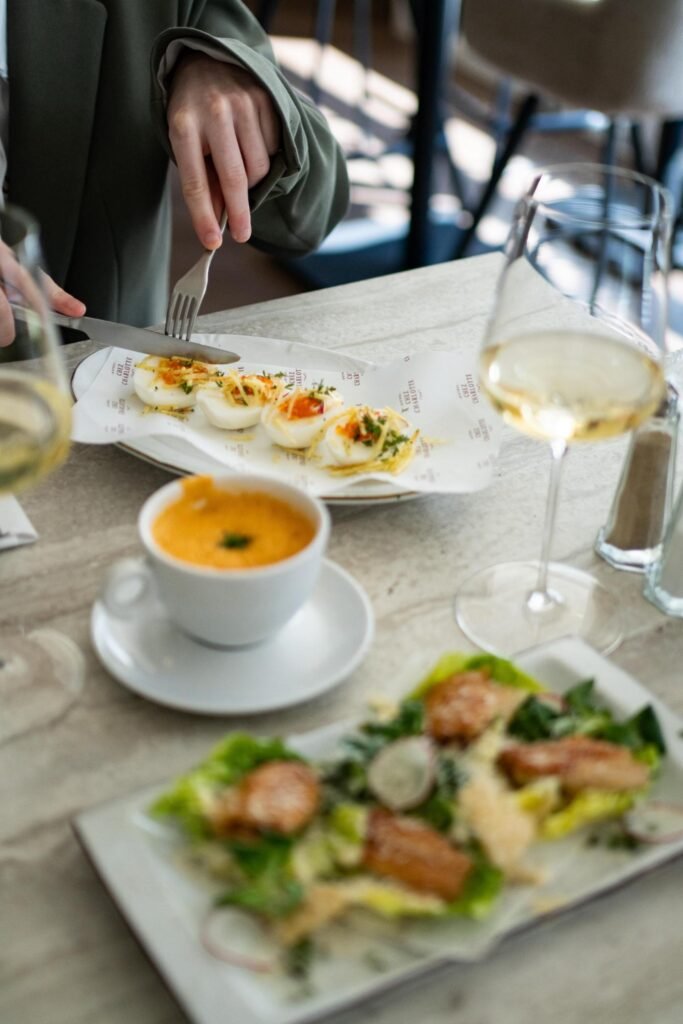 Gedekte tafel in de bistro van Chez Charlotte te Doorn